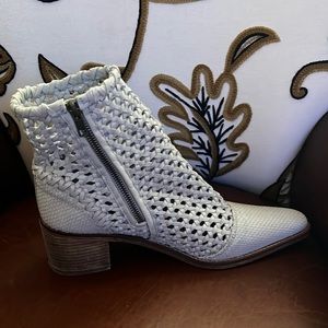 Free People light gray boot with zipper